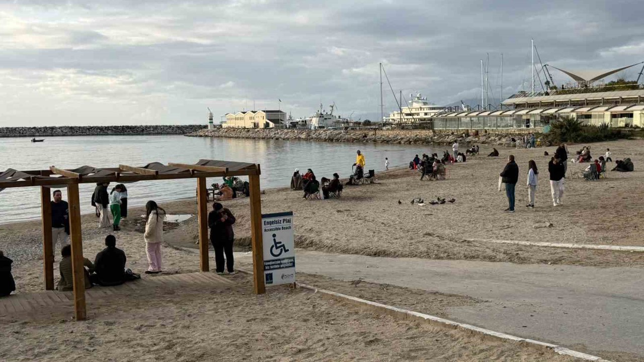 Fırtına sonrası Kuşadası’nda güneş yüzünü gösterdi, sahiller şenlendi
