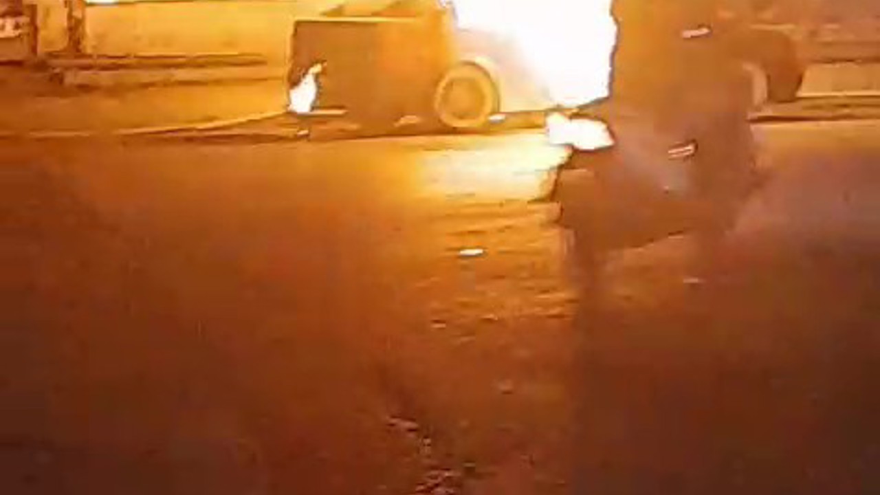 Park halindeki otomobil yandı, sahibi tarafından yakıldığı öne sürüldü
