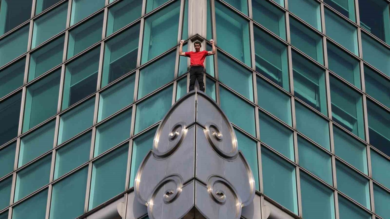 ABD’li sporcu Honnold’dan Tayvan’ın en yüksek binasına halatsız tırmanış
