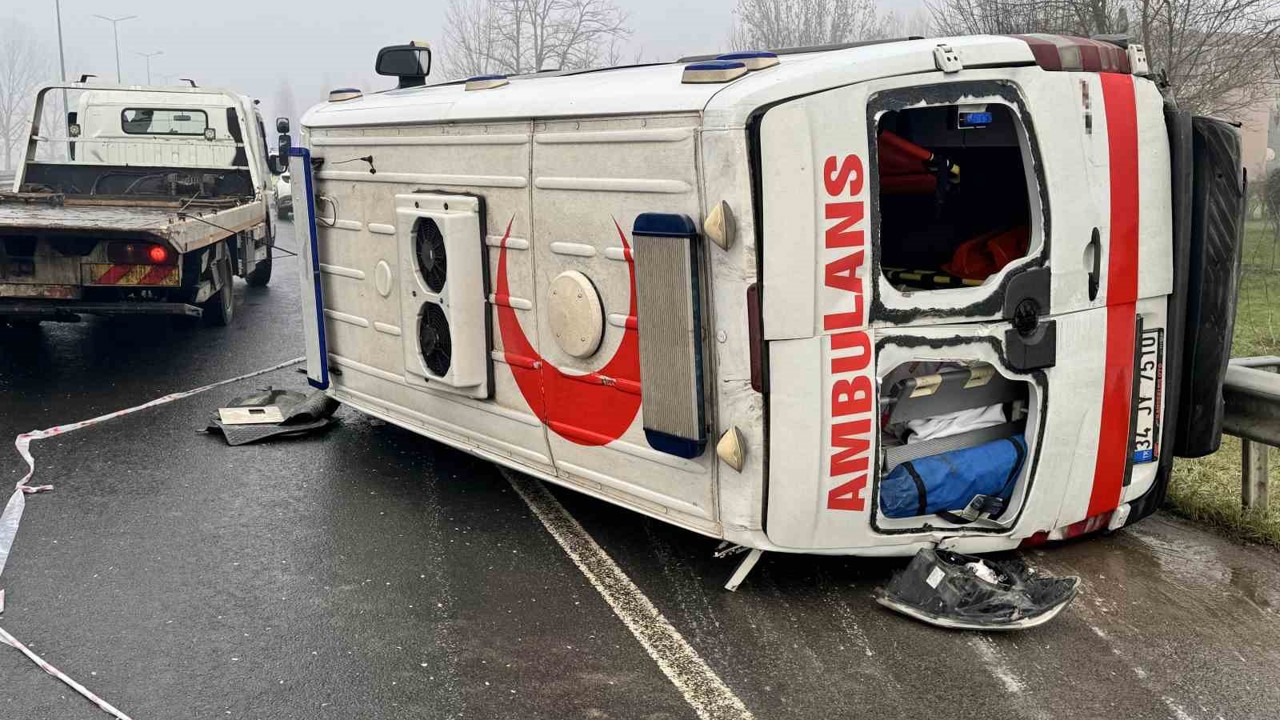 Düzce’de ambulans devrildi: 2 yaralı
