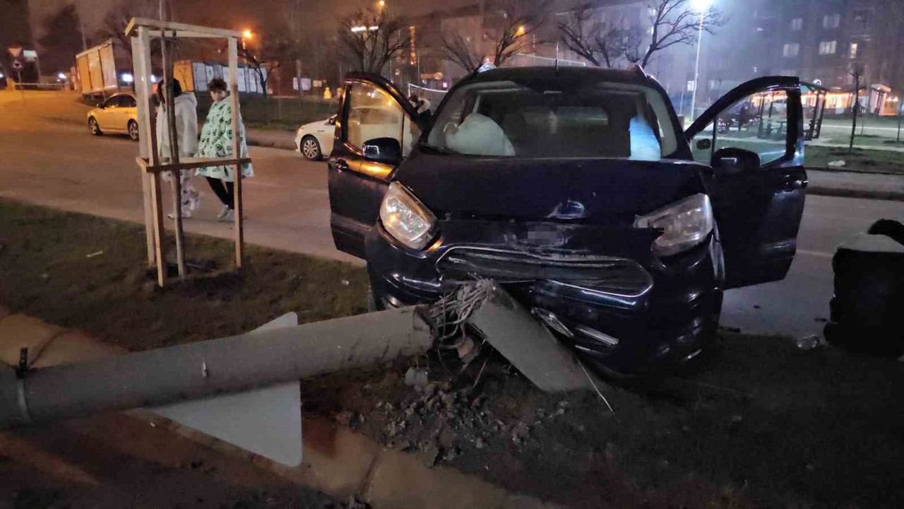 Otomobil refüje çıktı: Kaza anı kamerada
