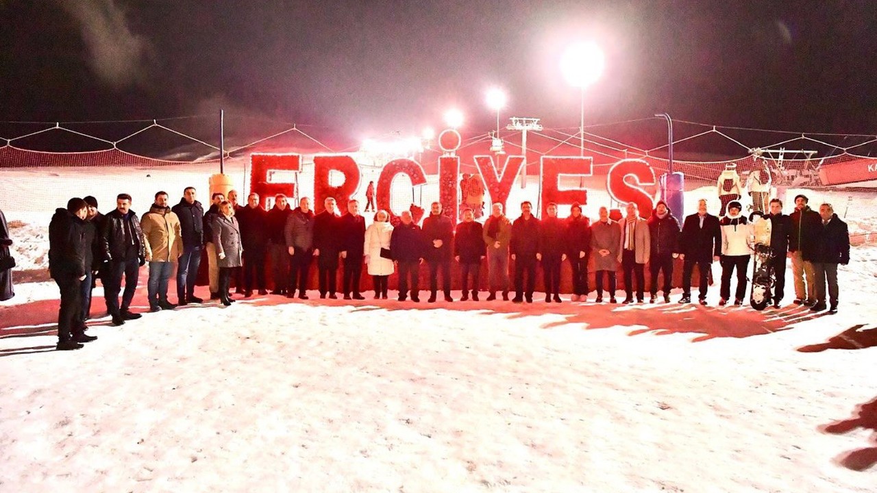 Bakan Tekin, Erciyes’te kayakseverlerle bir araya geldi
