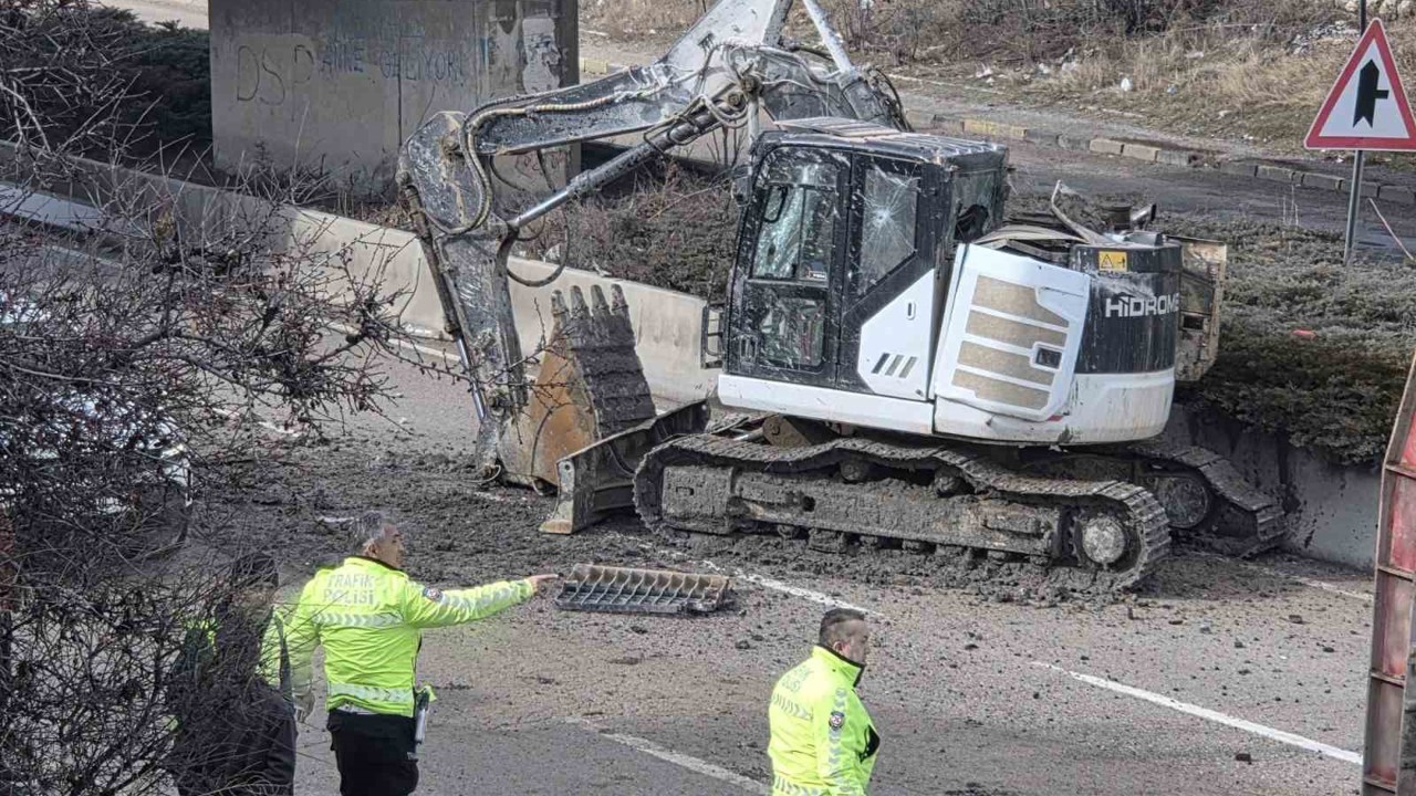 Ankara’da facianın eşiğinden dönüldü: Tırdaki kepçe köprüye takılıp yola düştü
