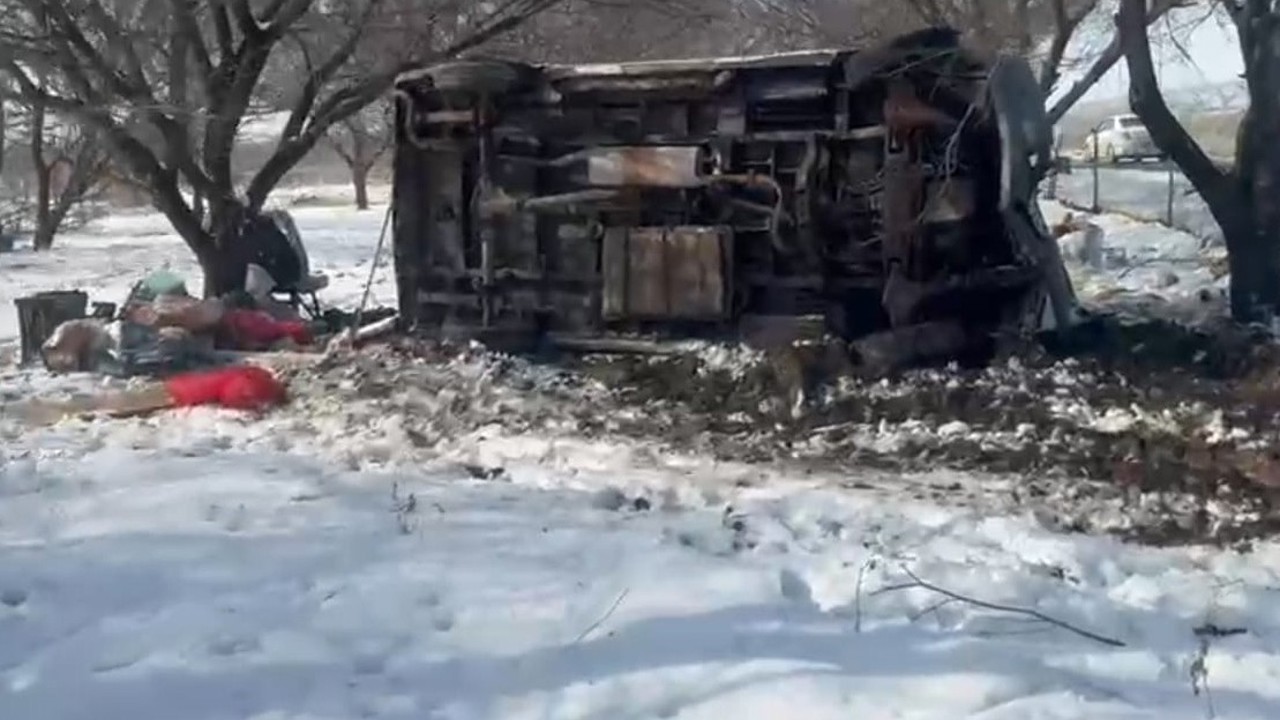 Malatya’da kontrolden çıkan minibüs kayısı bahçesine uçtu
