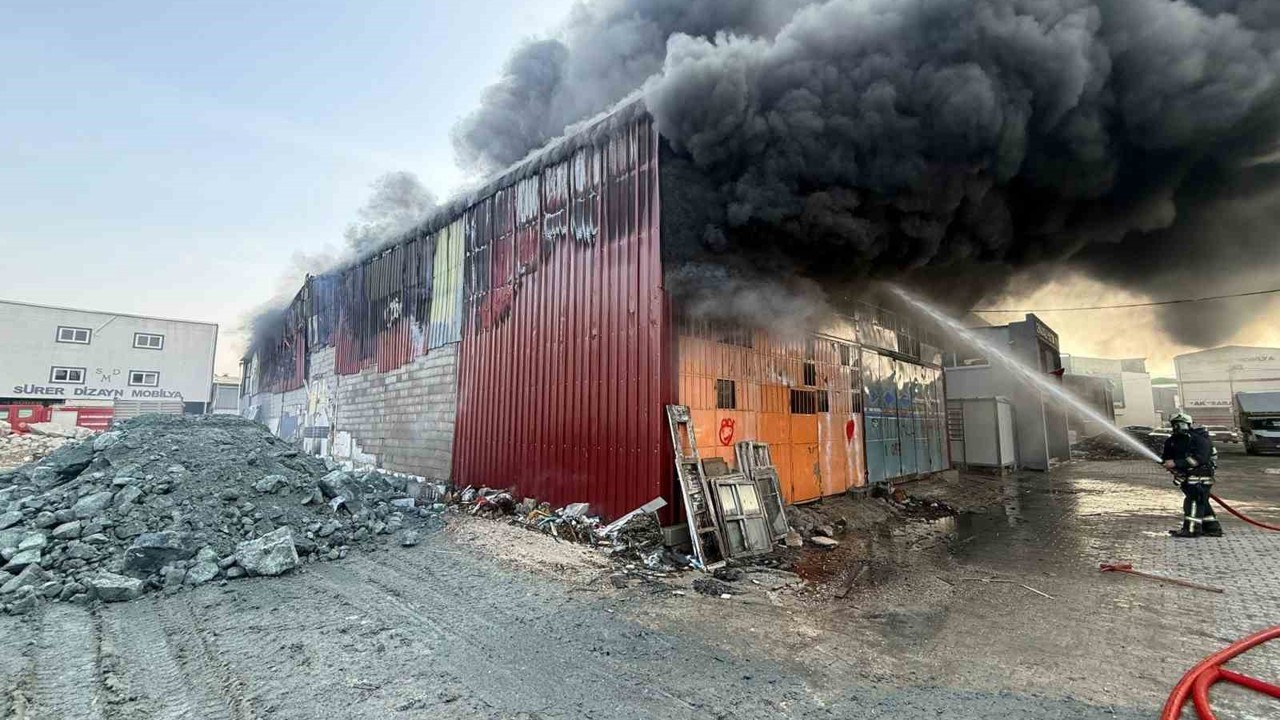 Mobilya atölyesi alevlere teslim oldu
