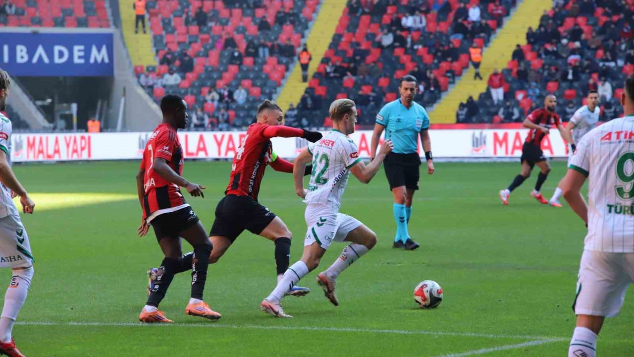 Trendyol Süper Lig: Gaziantep FK: 1 - Konyaspor: 0 (İlk yarı)
