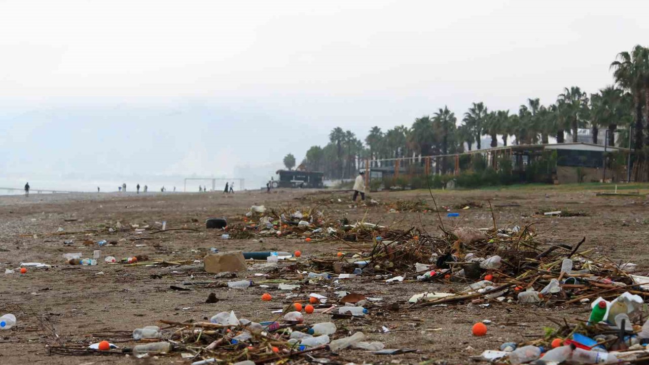 Fırtınayla birlikte dalgaların getirdiği çöpler sahilde toplandı
