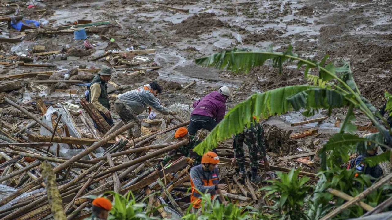 Endonezya’daki toprak kaymasında can kaybı 16’ya yükseldi

