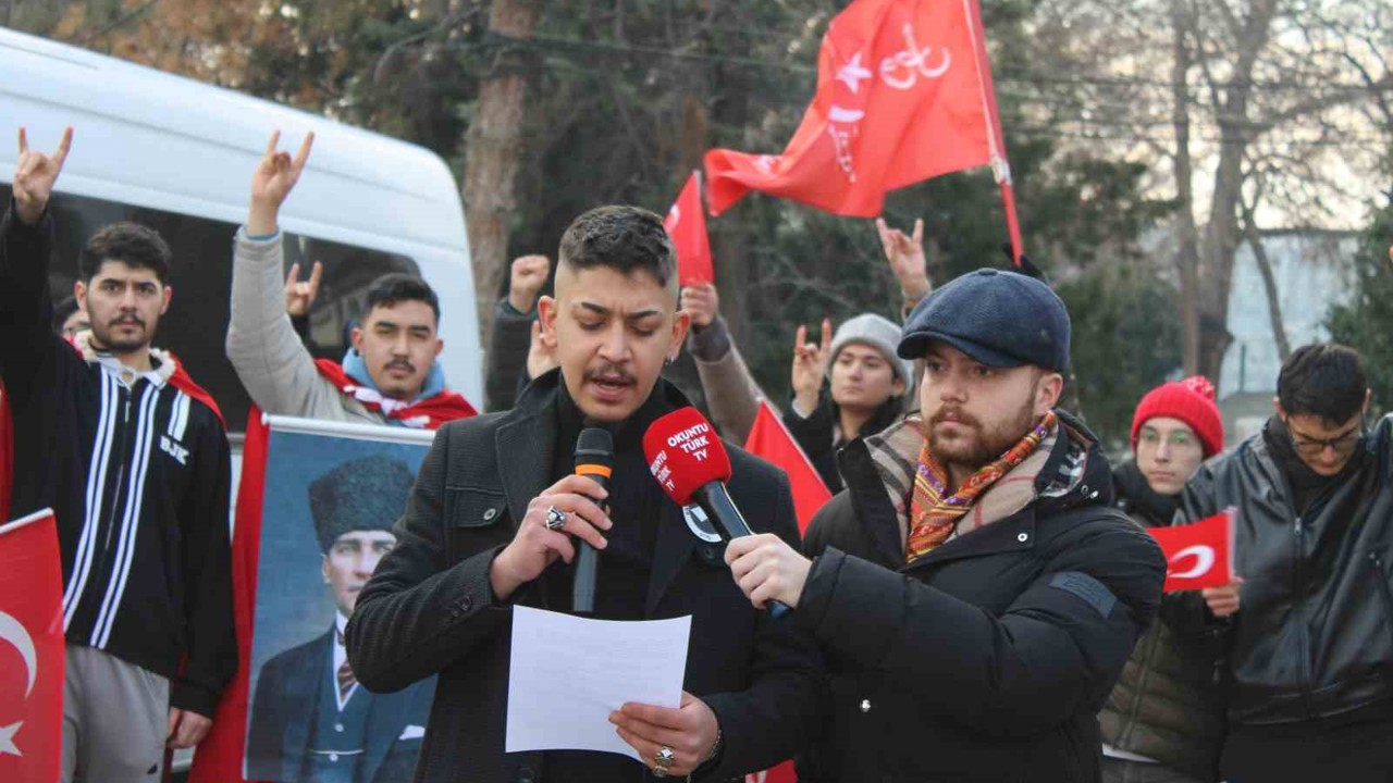 Kayserililerden Türk Bayrağı’na yapılan saldırıya tepki
