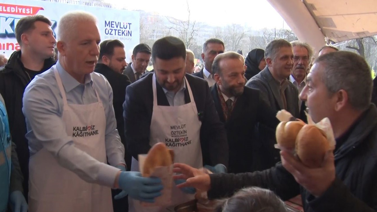 Kağıthane’de balık ekmek şöleni: 25 bin kişiye 6 tona yakın balık ekmek, helva ve gazoz ikramı
