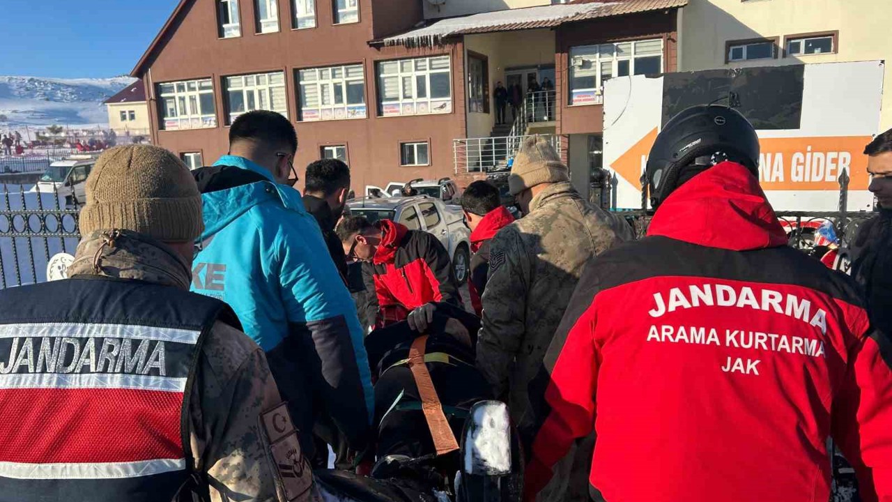 Kayak merkezinde düşerek yaralanan şahsın yardımına JAK ve UMKE yetişti
