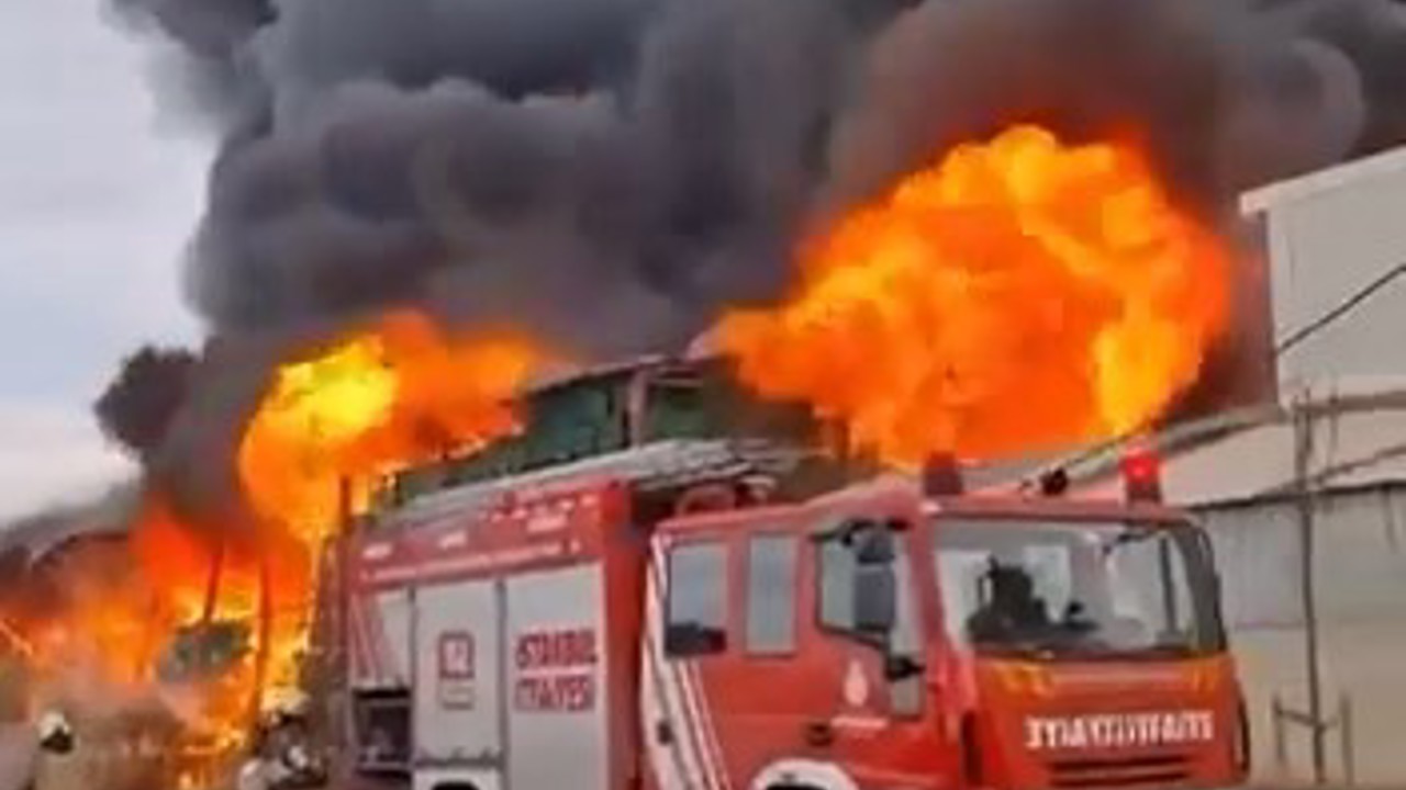 Esenyurt’ta bir zincir market deposunda yangın çıktı. Olay yerine çok sayıda itfaiye ekibi sevk edildi.
