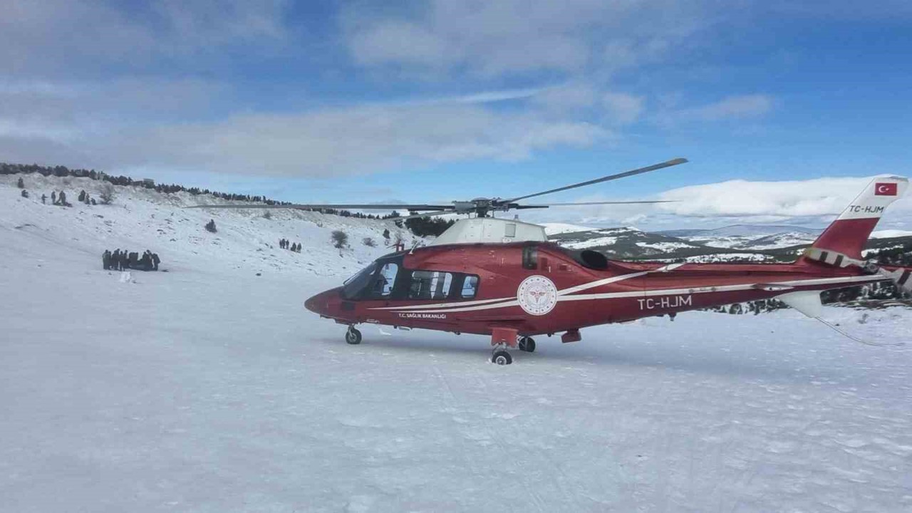 Kayakta düşerek ayağını kıran genç hava ambulansıyla hastaneye kaldırıldı
