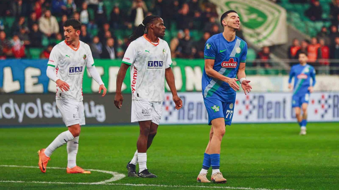 Trendyol Süper Lig: Çaykur Rizespor: 0 - Corendon Alanyaspor: 0 (İlk yarı)
