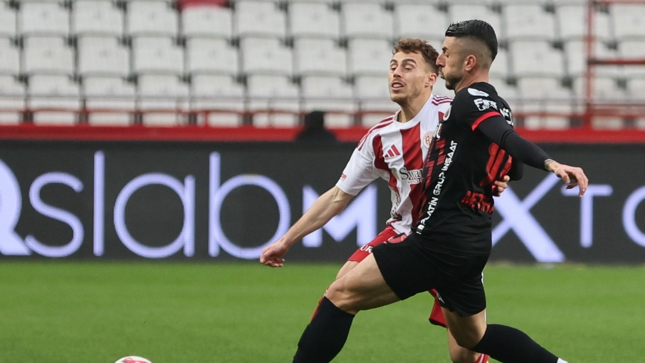 Trendyol Süper Lig: Antalyaspor: 1 - Gençlerbirliği: 1 (İlk yarı)
