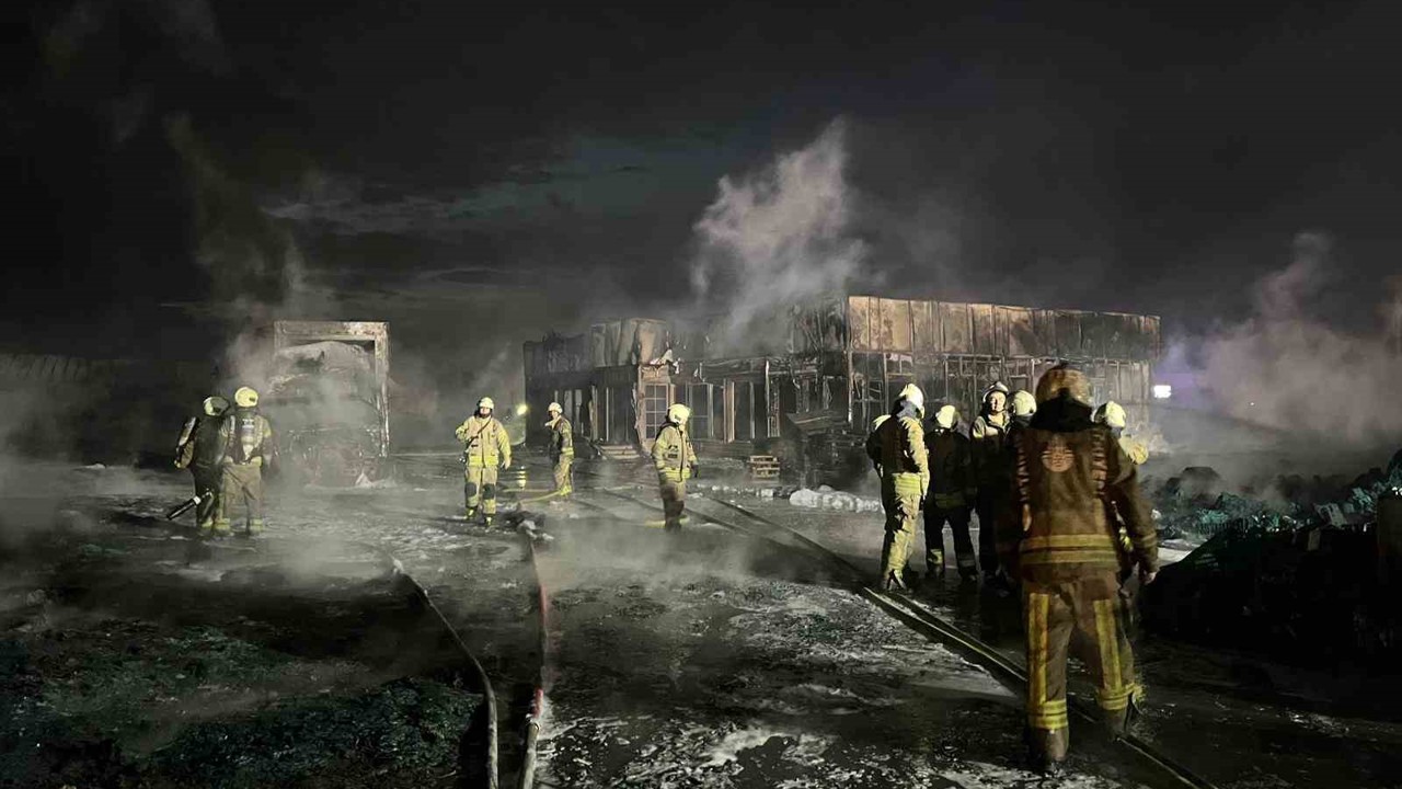 Büyükçekmece’de depoda çıkan yangın söndürüldü
