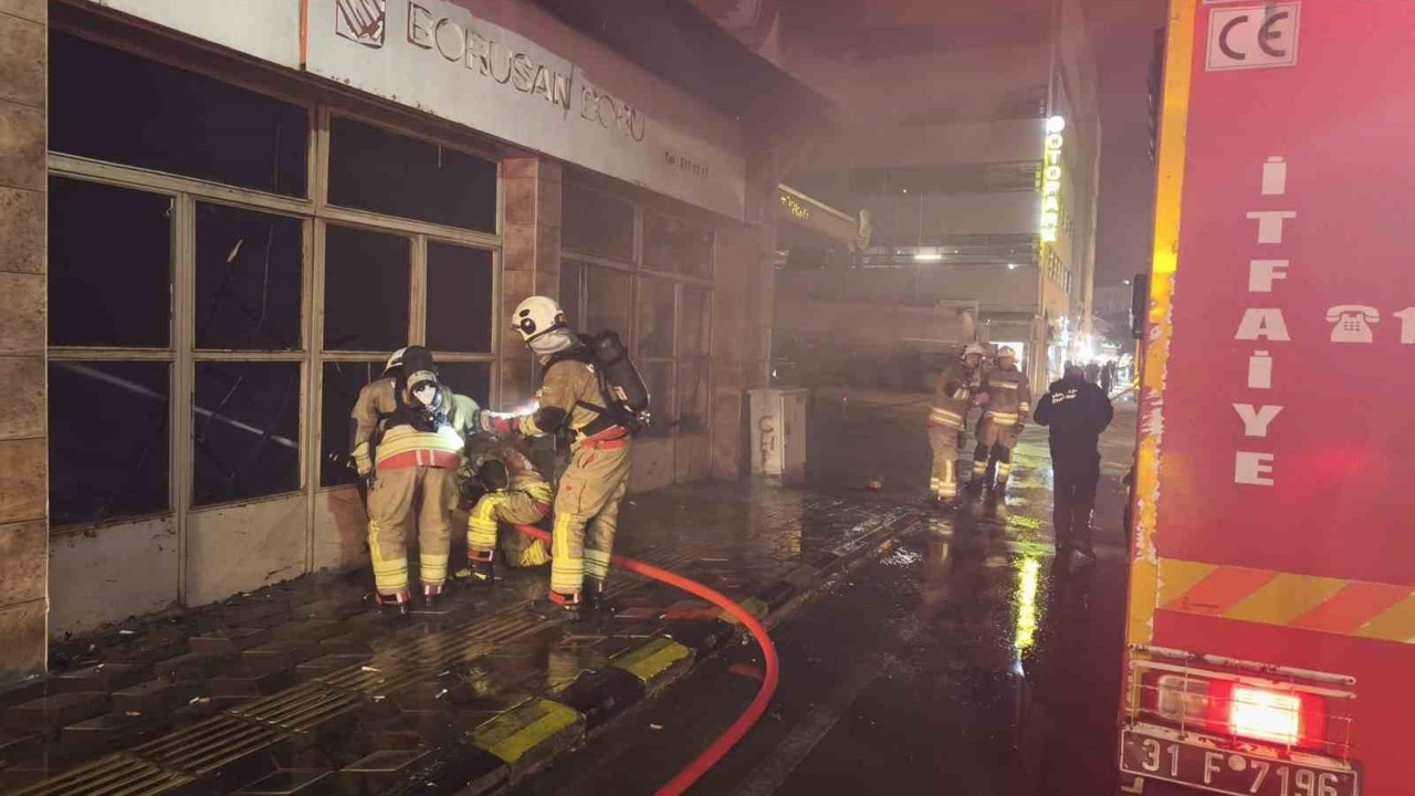 Hatay’da korkutan yangın: Akaryakıt istasyonunun yanındaki bina alevlere teslim oldu
