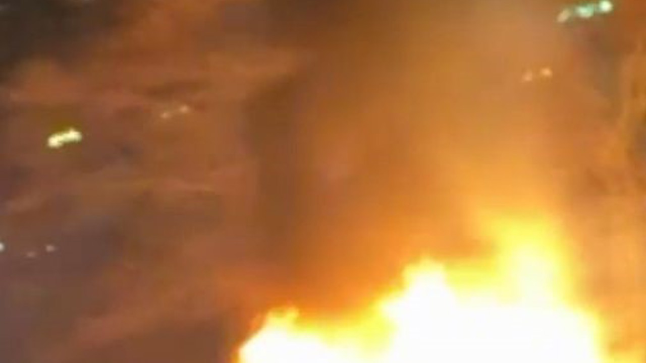 Küçükçekmece’de göl ağzındaki iki kayık alev alev yandı
