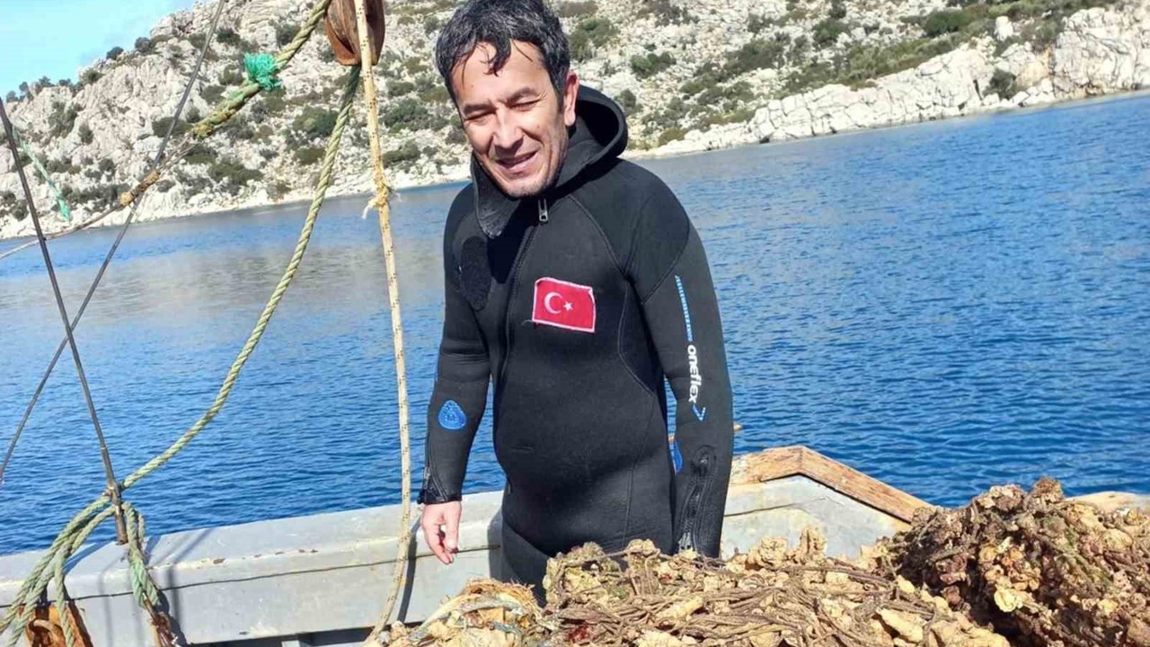 Bozburun’da hayalet ağlar denizden temizlendi
