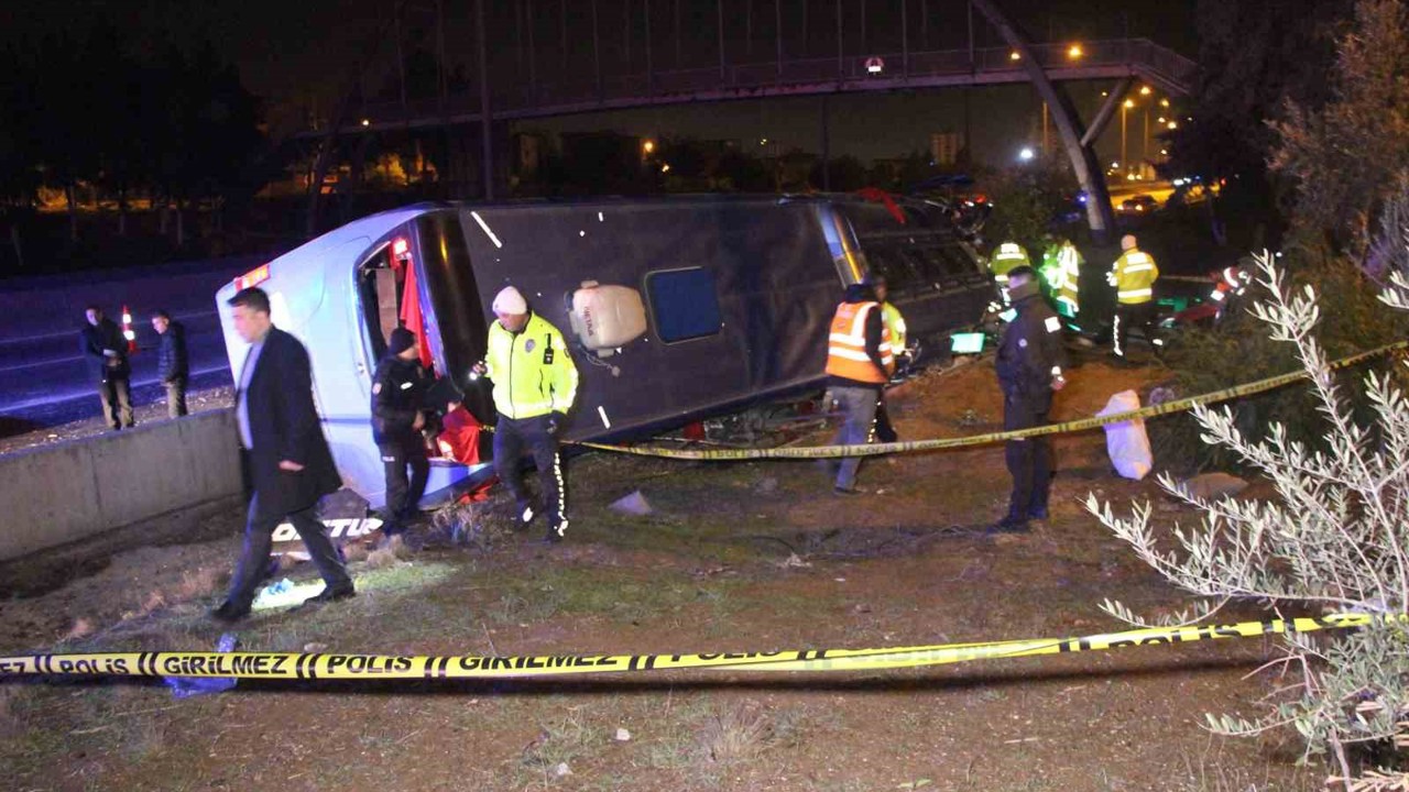 Adana’da yolcu otobüsü devrildi: 8 yaralı
