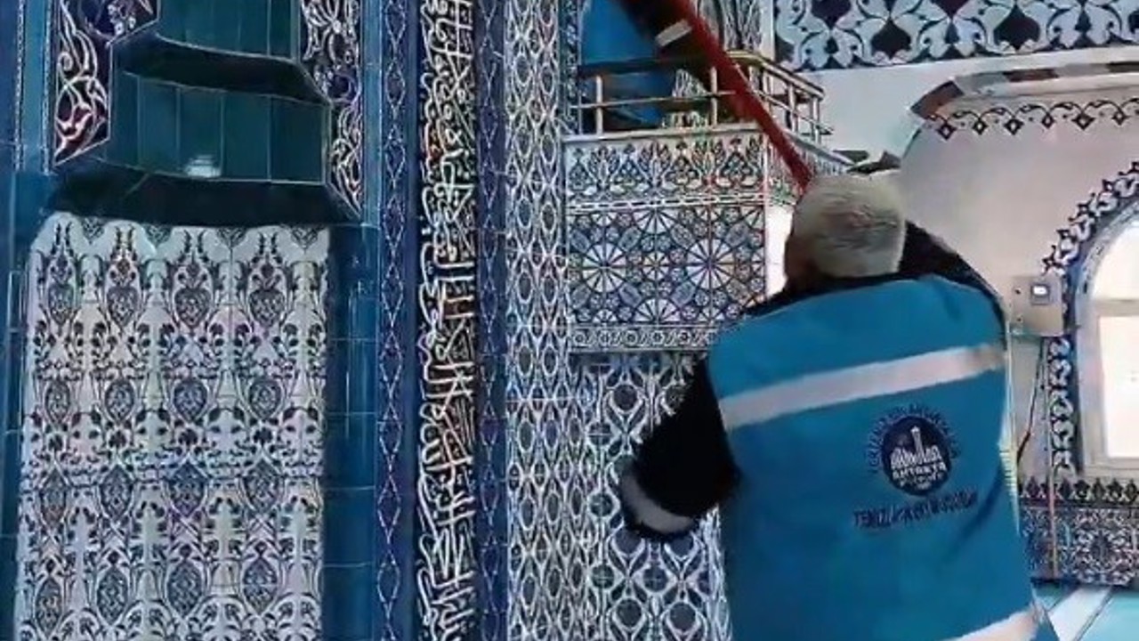 Antakya Belediyesi, camilerde temizlik faaliyetlerini sürdürüyor
