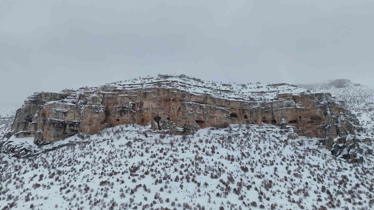 Milyonlarca yıllık vadi beyaza büründü

