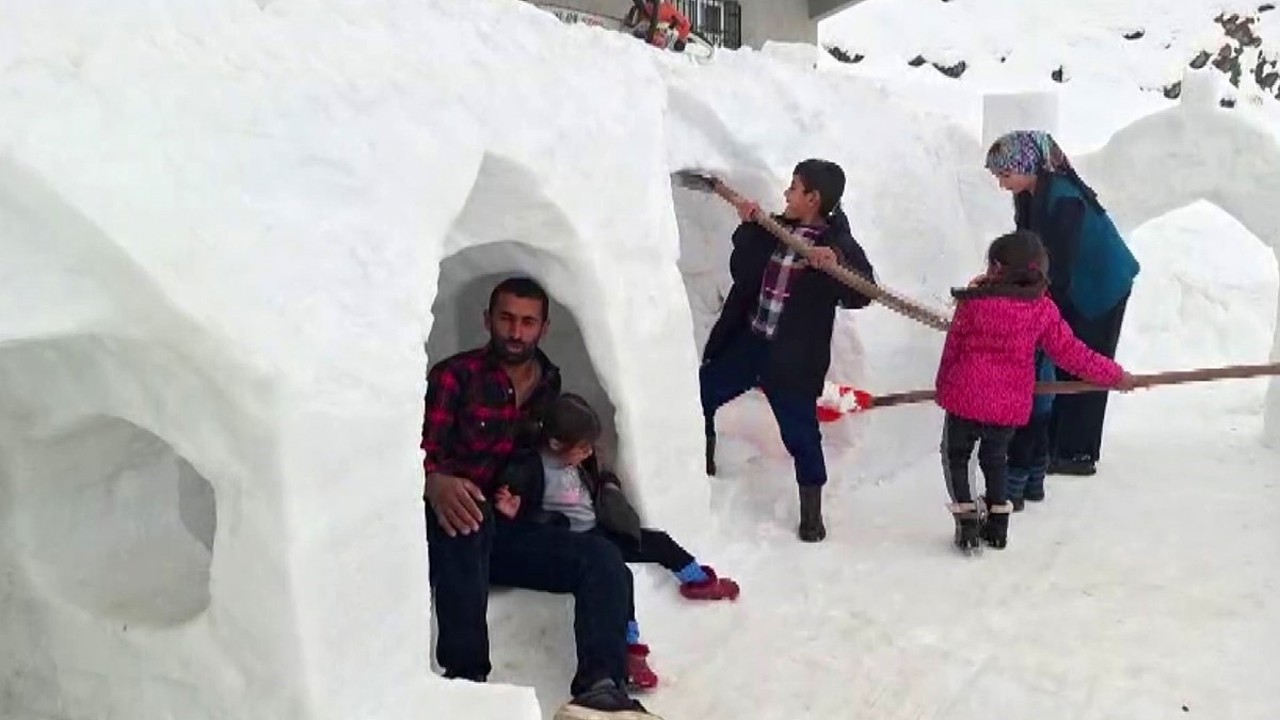 Kardan evler ve oyun alanı yaptı
