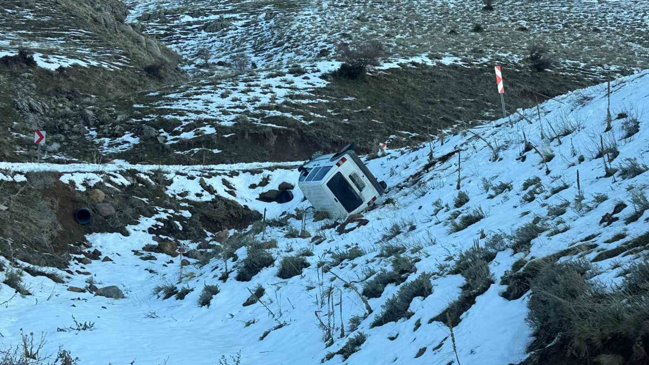 Uçuruma yuvarlanan araçta 2 kişi ölümden döndü
