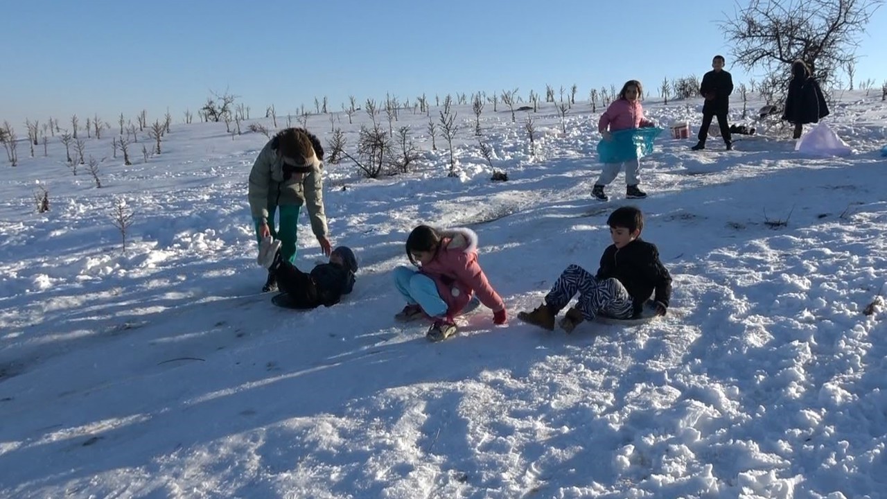 Gaziantep’te çocuklar tepsi, poşet ve leğenlerle kayarak eğlendi
