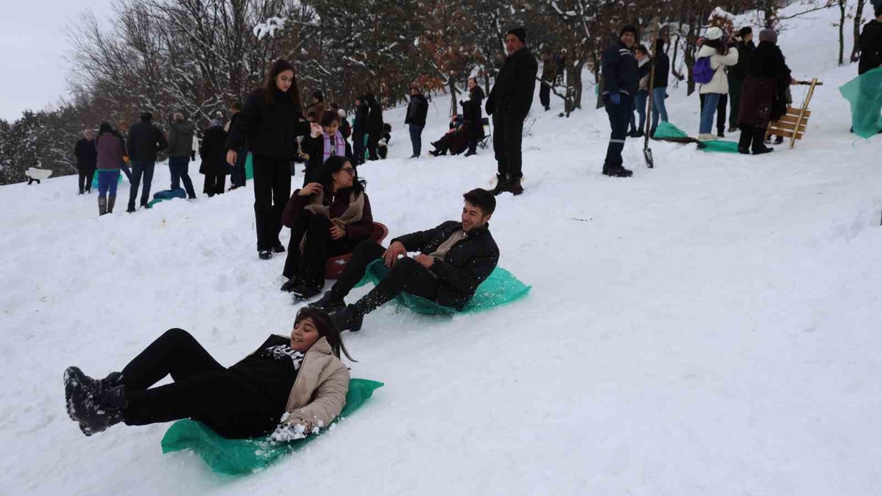 Adana usulü kayak festivali: Leğenle, bidonla, poşetle pistte yarış
