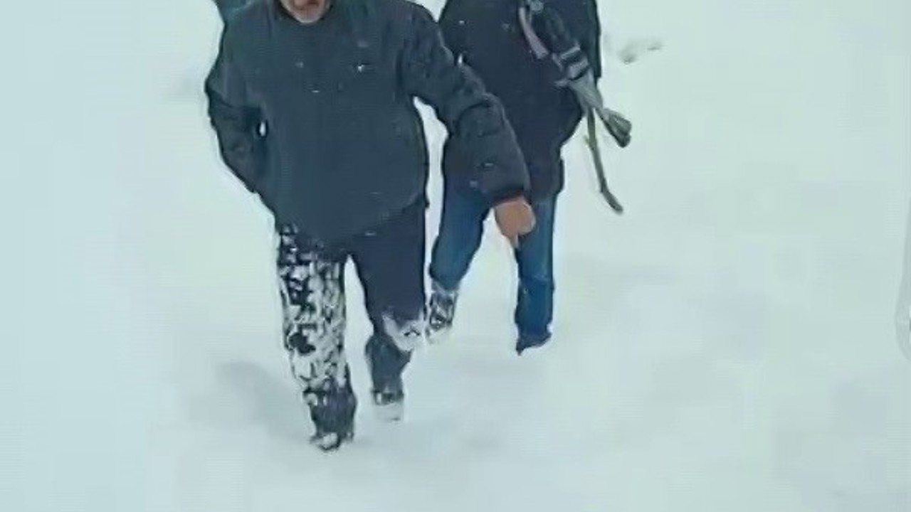 Kar yağışı yolları kapattı, kırsalda yaşayanlar temel ihtiyaçlarını karşılamak için kilometrelerce yol yürüdü
