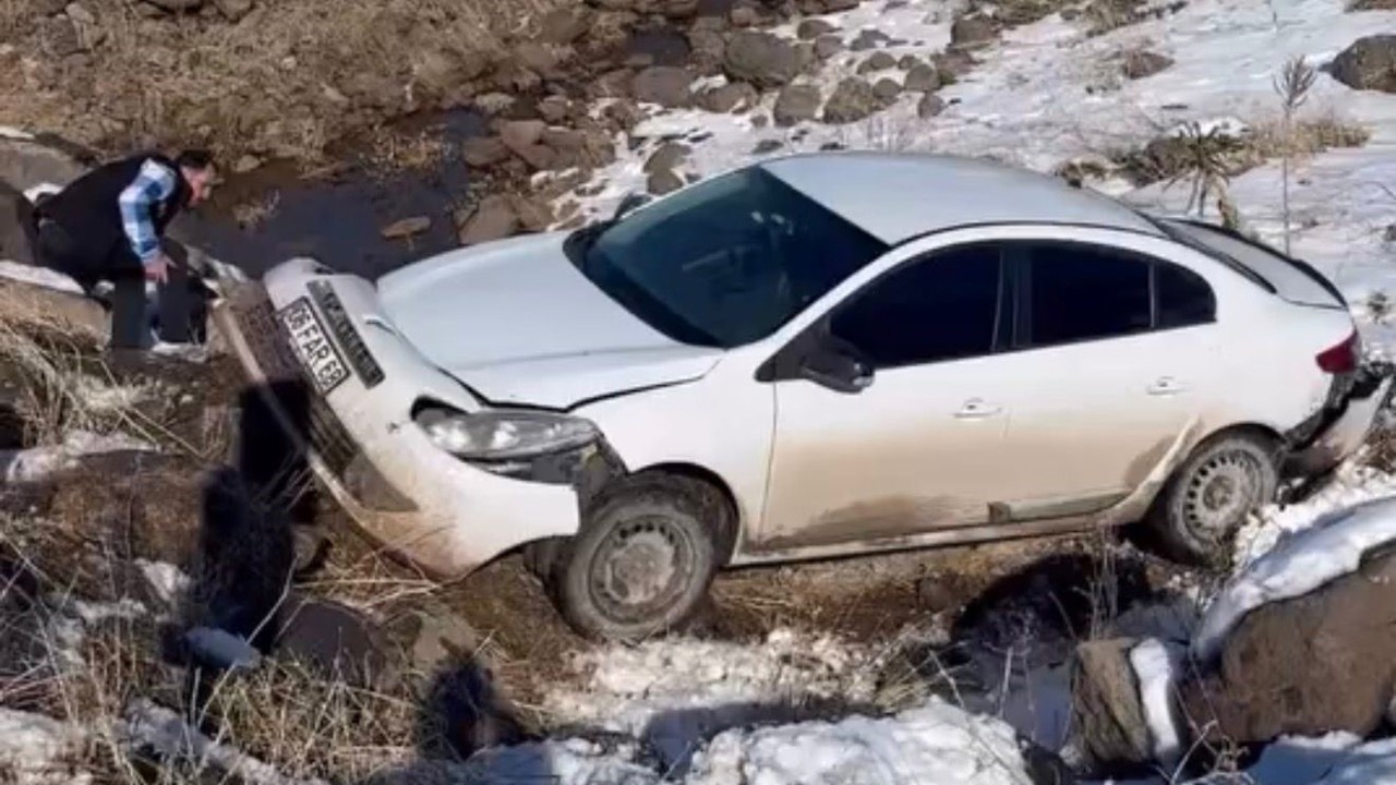 Otomobil köprüden dereye uçtu
