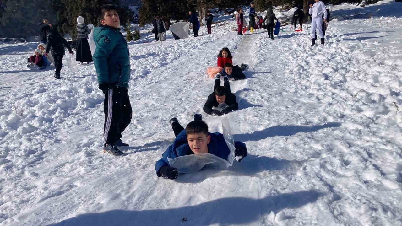 Karın tadını çocuklar çıkardı: Kimi leğenle kimi naylonla kaydı
