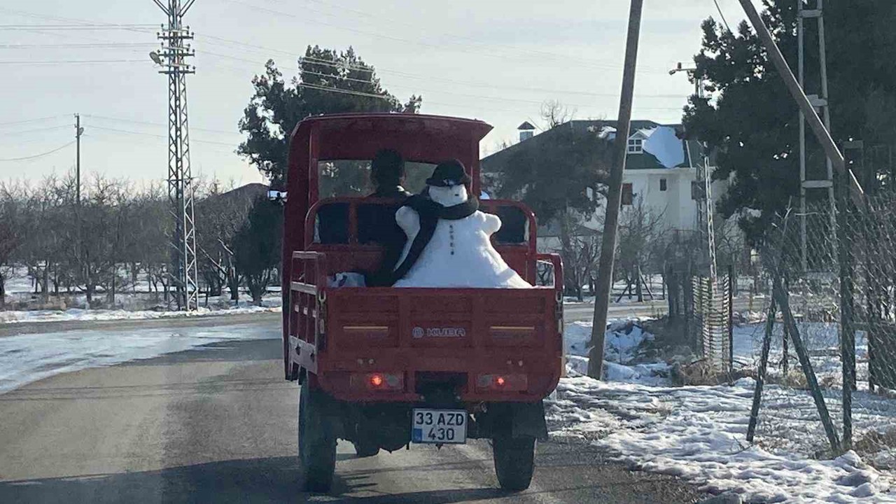 Kardan adam motosiklet kasasında yola çıktı
