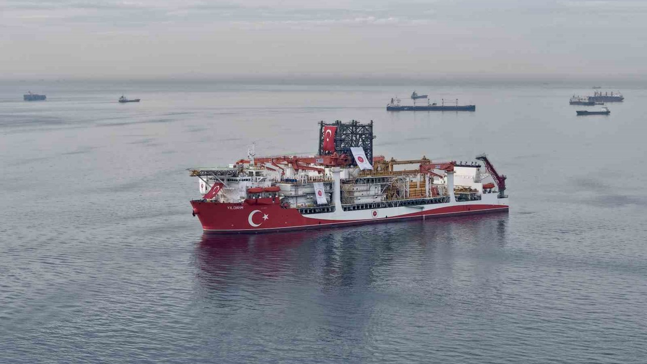 İstanbul Boğazı’na yaklaşan Türk sondaj gemisi havadan görüntülendi
