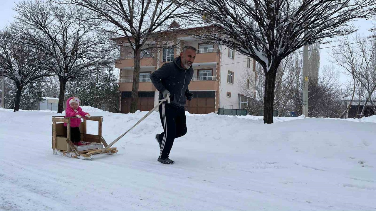 Torununu kızakla çekerek antrenman yapıyor
