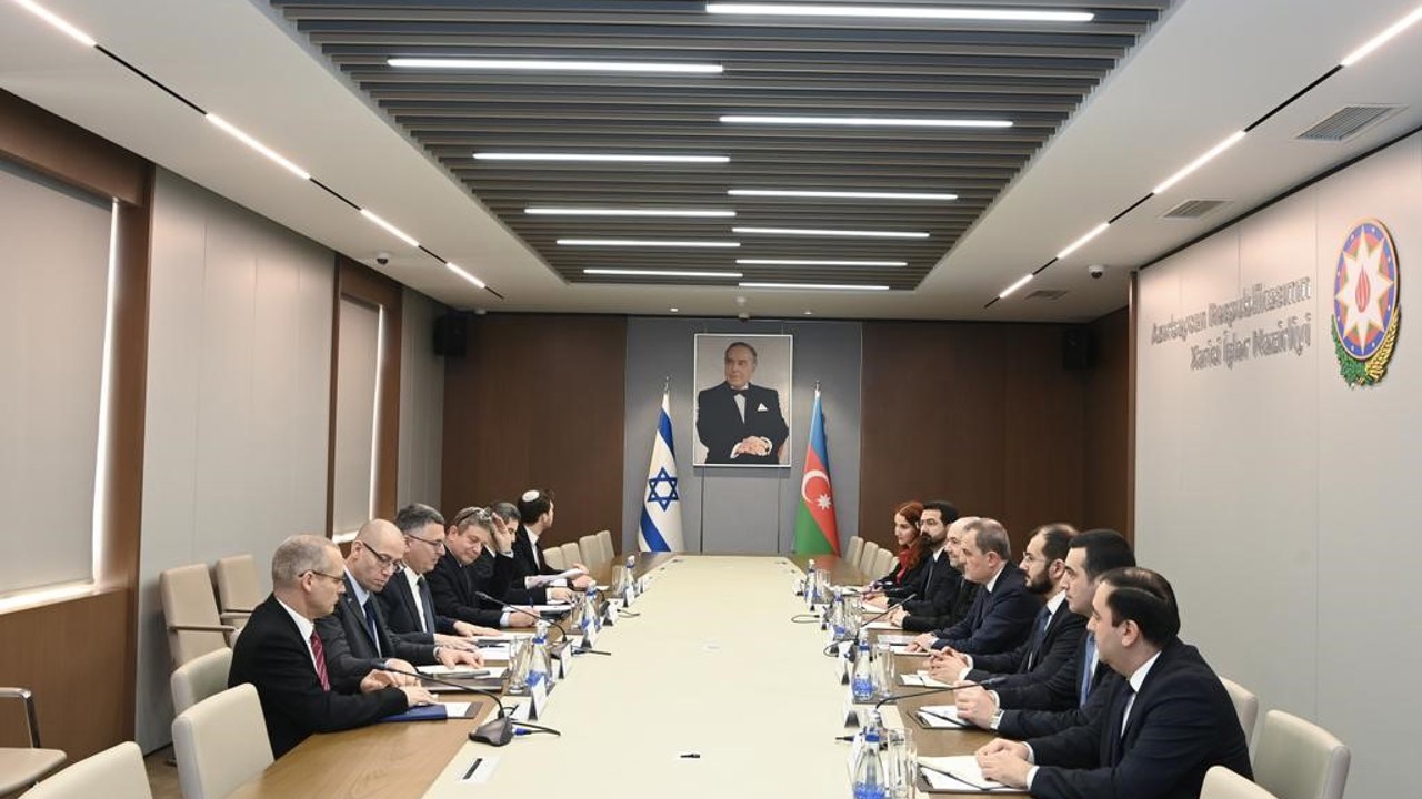 İsrail Dışişleri Bakanı Saar, Azerbaycan Dışişleri Bakanı Bayramov ile bir araya geldi
