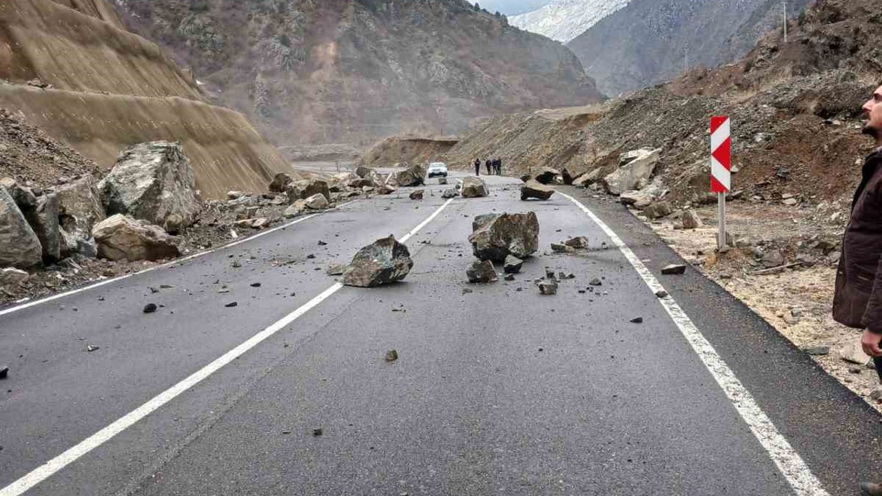 Artvin-Şavşat Karayolu’nda heyelan
