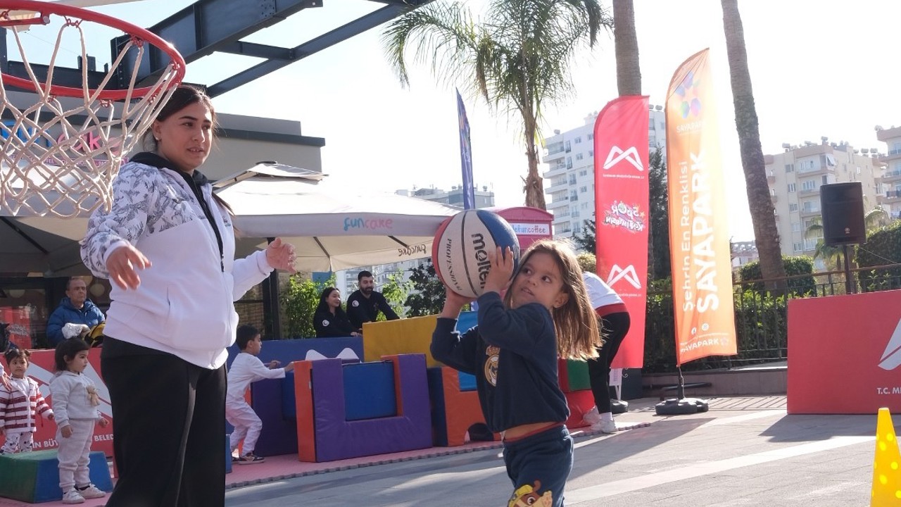 Mersin’de çocuklar AVM’de sporla buluştu
