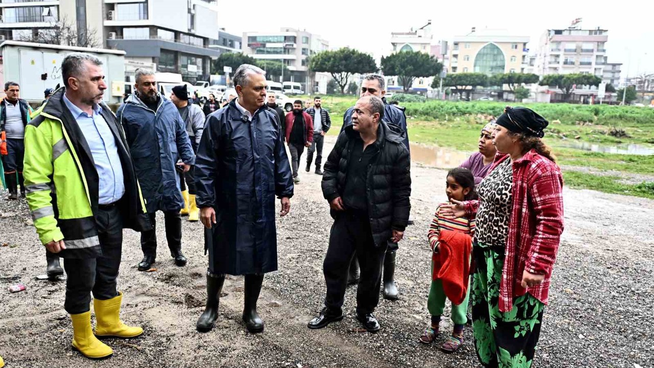 Başkan Uysal, sel baskınından zarar gören evlerde
