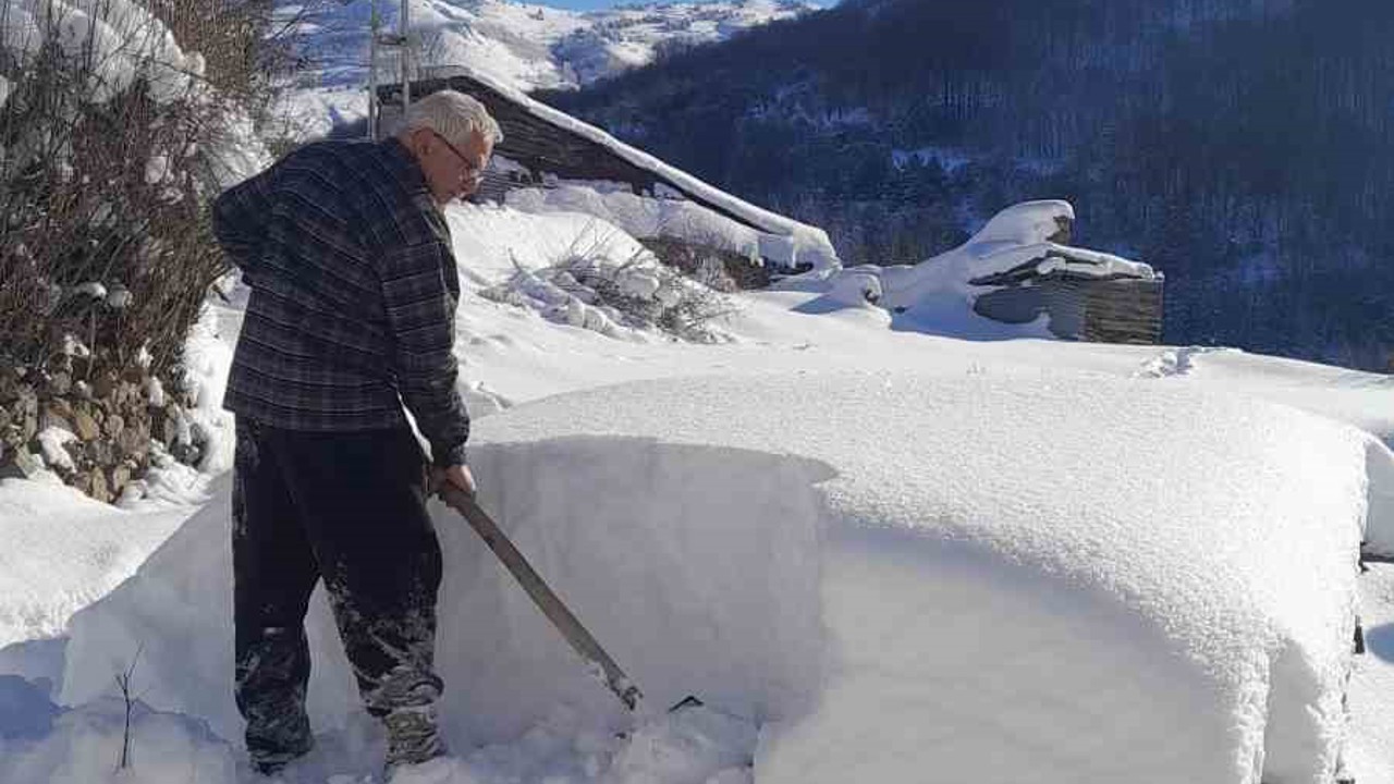 Gümüşhane’de vatandaşların zorlu kış mesaisi
