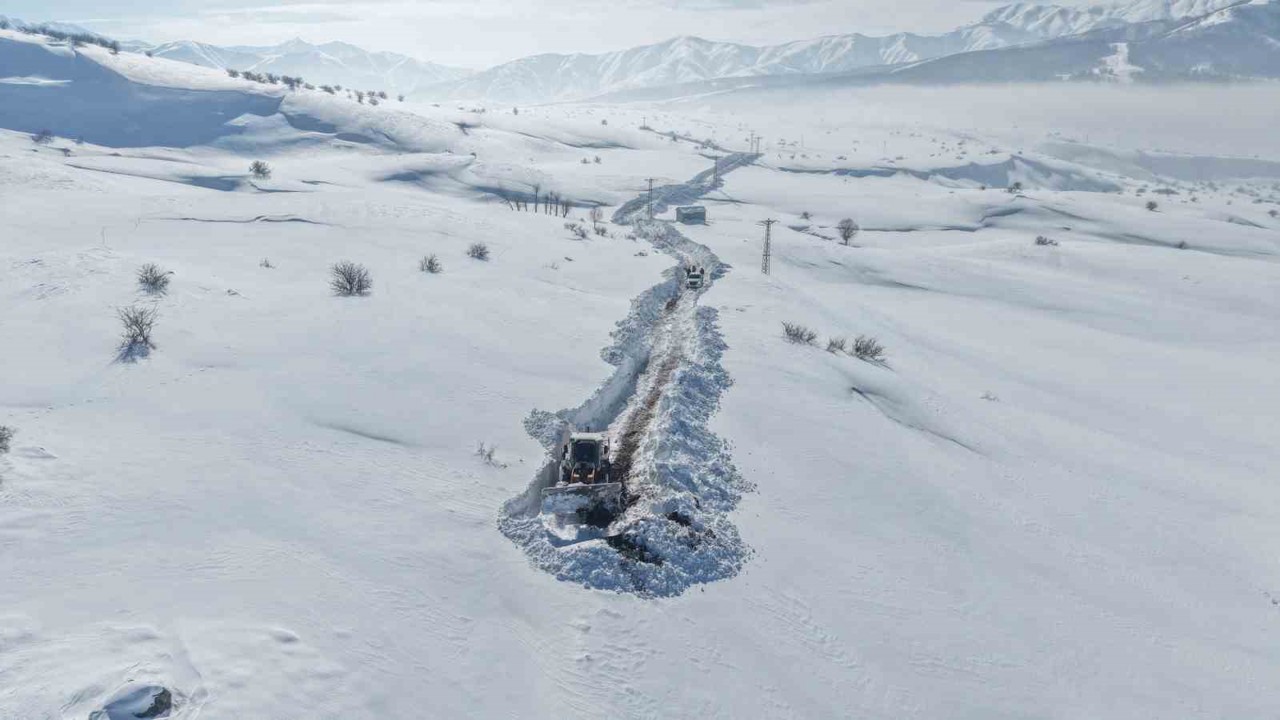 Karla kaplı mezrada mahsur kalan köylünün imdadına ekipler yetişti
