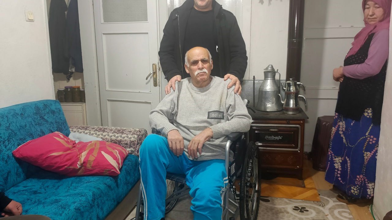 Öğrencilerle yaptığı işbirliğiyle 322’nci tekerlekli sandalyeyi ihtiyaç sahibine teslim etti
