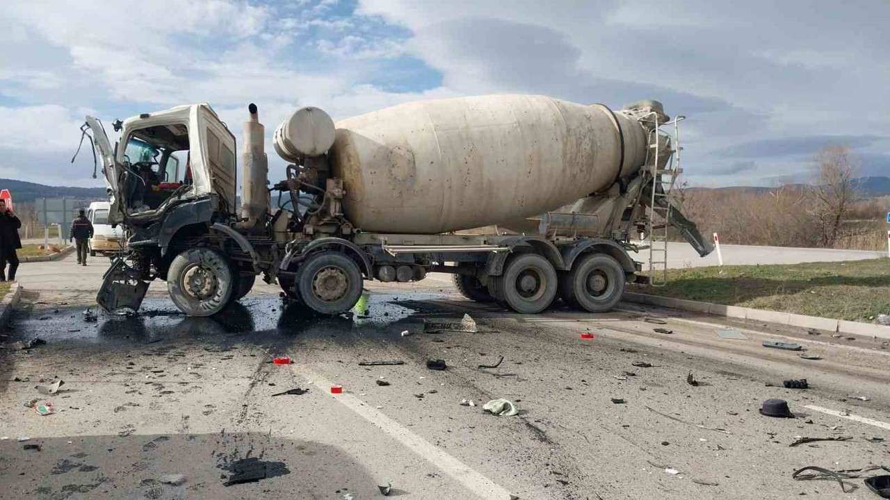 Kütahya’da beton mikserleri çarpıştı: 2 yaralı
