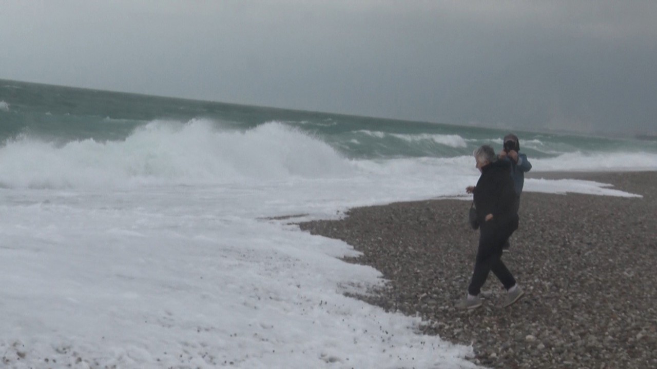 Dalgadan kaçtılar, fotoğraf çektirdiler
