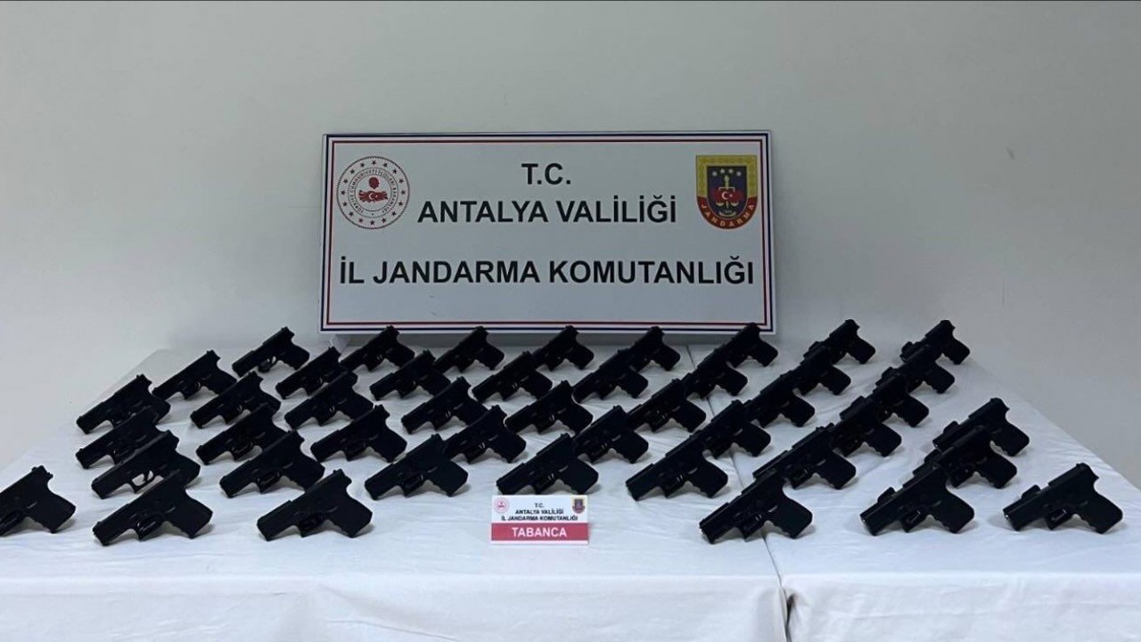 Antalya’da durdurulan araçtan 45 adet ruhsatsız tabanca çıktı
