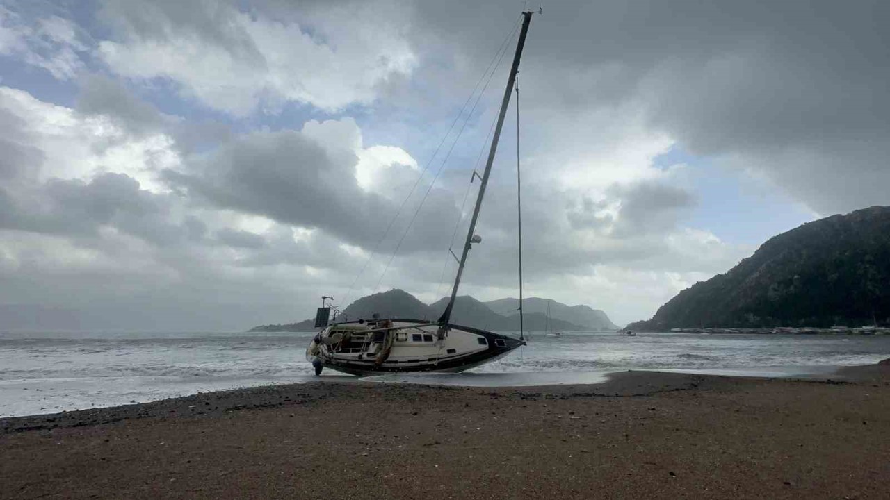 Marmaris’te şiddetli fırtına ve sağanak yağış etkili oluyor
