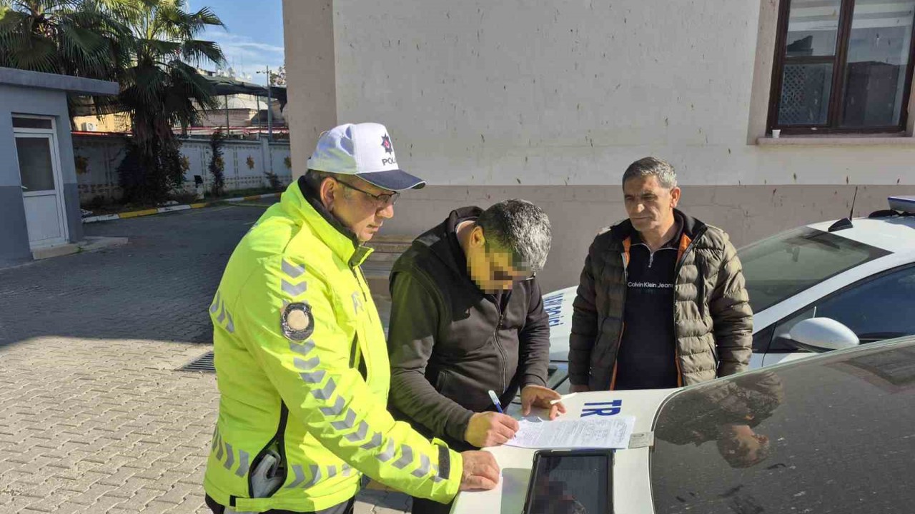 Kaskla servis aracının camını kıran motosikletlinin ehliyetine el konuldu
