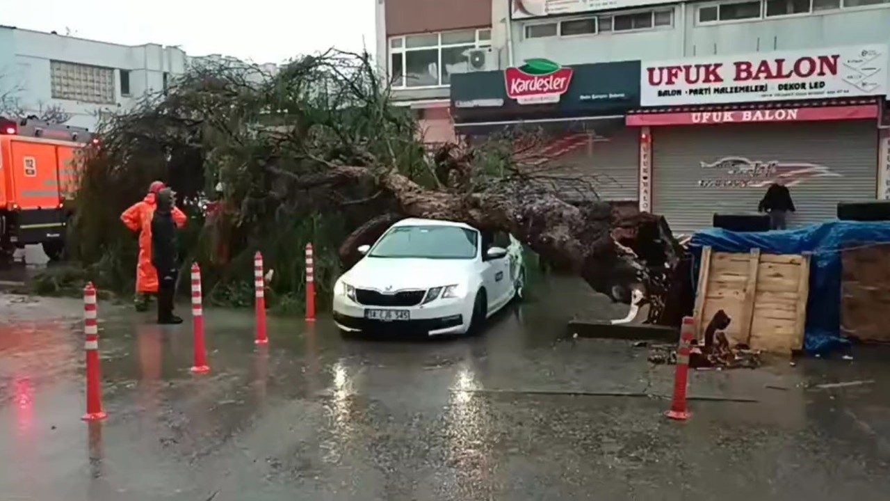 İzmir’de sağanak ve fırtına hayatı felç etti
