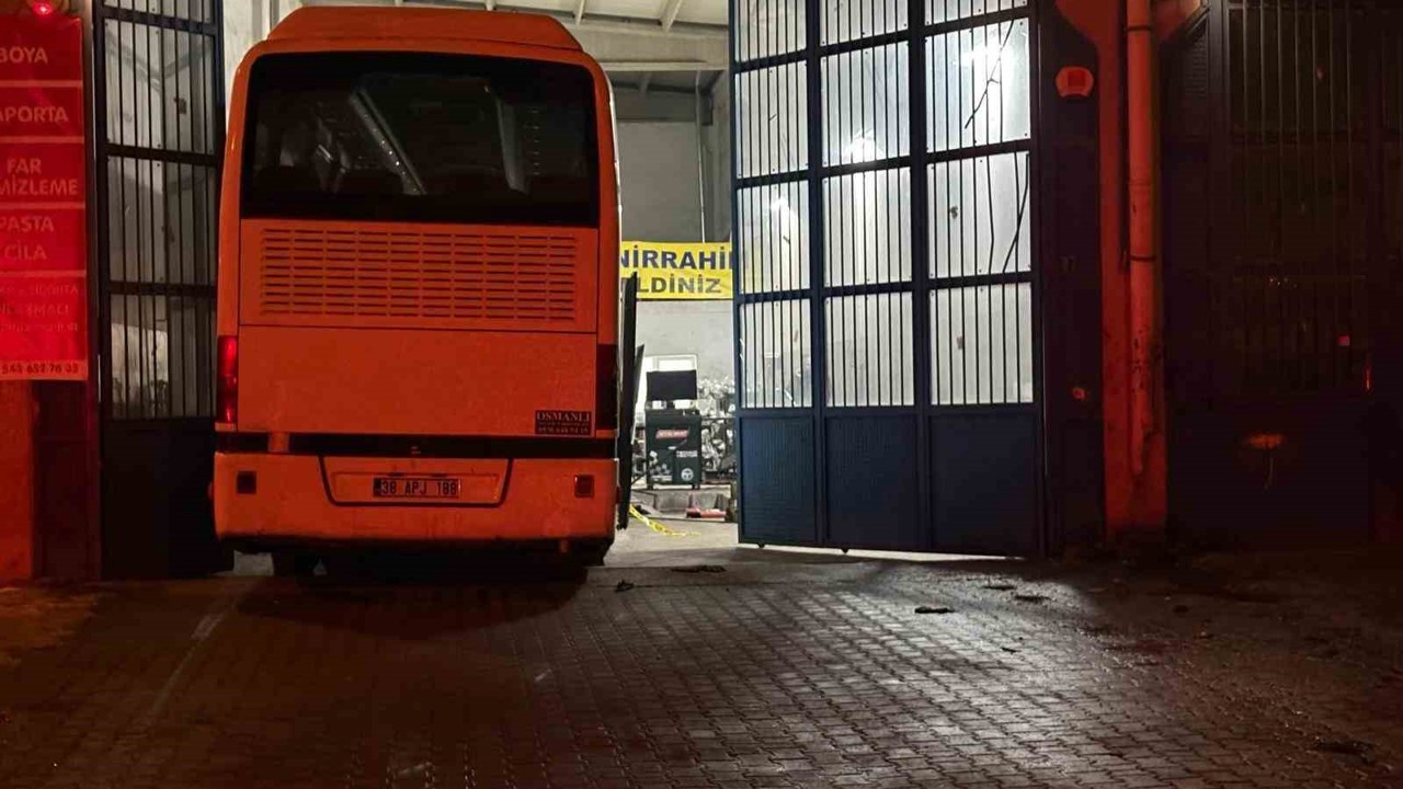 Krikonun kayması ile otobüsün altında kalan tamirci hayatını kaybetti
